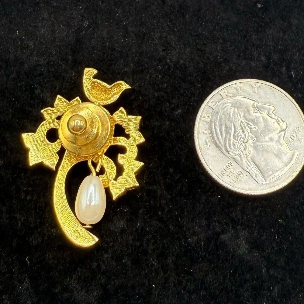 Vintage Avon Gold Tone Bird Floral Brooch Pearl Accent